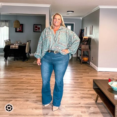 Plus Size Outfits Bootcut Jeans, Plus Size Bootcut Jeans Outfits Casual, Plus Size Flair Jeans Outfit, Bootcut Jeans Outfit Plus Size, Plus Size Bootcut Jeans Outfits, Plus Size Cowboy Boots Outfit, Plus Size Bell Bottoms, Fall Outfits Plus Size, Flair Jeans Outfit