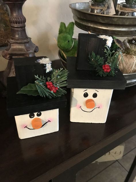 Gifts Made Of Wood, Wood Snowmen Diy, Wooden Snowmen Diy, Wooden Snowman Crafts, Diy Snowmen, Scrap Wood Christmas, Snowmen Diy, Handmade Wood Crafts, Wood Christmas Decorations