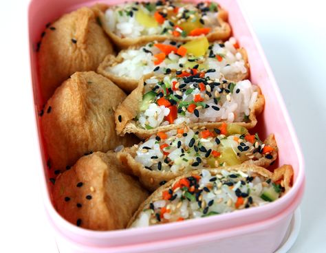 Tofu pockets stuffed with seasoned rice (yubuchobap)... one of my favorite bento lunch Korean Picnic Food, Korean Food Photo, Korean Picnic, Tofu Pockets, Asian Cookbook, Korean Tofu, Making Food, Korean Dishes, Seasoned Rice