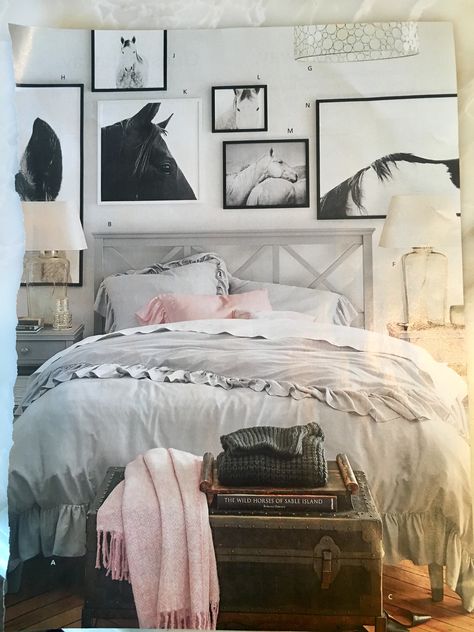 Black & white farm animal print collage above headboard. Bedroom Horses Decor, Cute Horse Themed Bedrooms, Horse Bedroom Decor Ideas, Horse House Decor, Teen Horse Bedroom Ideas, Boho Horse Bedroom, Girls Horse Bedroom Ideas, Girls Horse Bedroom, Bedroom Horse Theme