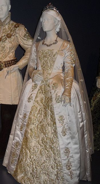 Jane Seymour's  (Queen of England, 3rd wife of King Henry VIII) wedding dress.  You can King Henry's wedding outfit too. Tudor Fashion, Dressed In White, King Henry Viii, Tudor History, Estilo Real, King Henry, Jane Seymour, Henry Viii, Old Dresses