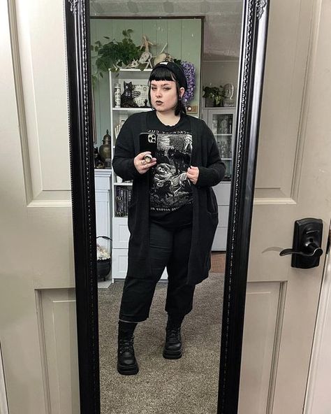 Cat Plague on Instagram: "I forget how to dress for cold weather... . . . . . . . . #falloutfit #fallootd #grungefashion #grungestyle #grungeoutfit #grungeoutfits #grungeootd #allblackoutfit #allblackoutfits #gothfashion #gothstyle #casualgoth #gothoutfit #gothootd #gothicc #curvygoth #plussizegoth #alternativefashion #alternativestyle #alternativeoutfit #alternativeootd #alternativecurves #alternativeplussize #plussizealternative #psootd #plussizeootd #softgoth #softgrunge #spookystyle #spookyo Plus Size Casual Goth, Casual Alt Outfits Plus Size, Cosy Goth Outfits, Cold Weather Goth Outfits, Cold Weather Outfits Plus Size, Casual Goth Outfits Plus Size, Winter Goth Outfits Cold Weather, Winter Grunge Outfits Cold Weather, Alt Outfits Plus Size