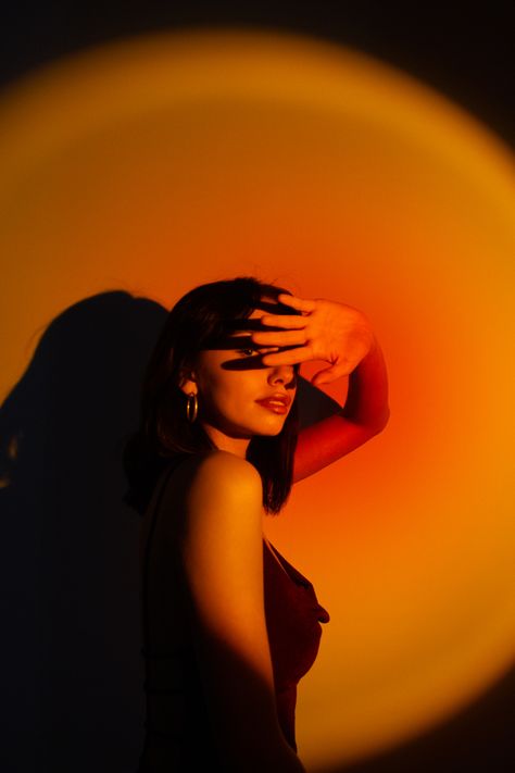 Photography With Colored Lights, Colorful Light Photoshoot, Cool Light Photography, Lighting Photoshoot Ideas, Self Portrait Lighting, Spot Light Photoshoot Ideas, Orange Light Portrait, Orange Backdrop Photoshoot Ideas, Sunset Lamp Portrait Photography