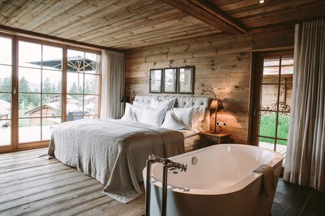 San Luis Retreat Avelengo. Click to read more about why to travel to South Tyrol on thetravelbog.at! San Luis Retreat Hotel & Lodges, Lodge Hotel Design, Hotel Lodge Design, Rustic Hotel Room, Pebble Interior, Rustic Hotel, Chalet Modern, Cabin Hotel, Chalet Bedroom