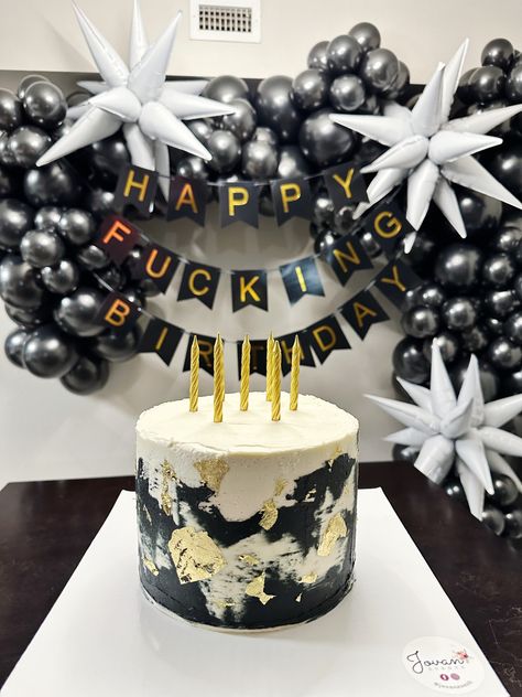 marble black and white cake with gold leaf Black And Gold Marble Cake, Black And White Marble Cake, Cake With Gold Leaf, Marbled Cake, Cake Mom, Black And White Cake, Cake With Gold, 40th Cake, Black Fondant