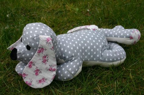 Tuto couture : réaliser un joli chien avec son patron gratuit et ses explications faciles à suivre ! Sewing Online, Angel Crafts, Denim Crafts, Diy Couture, Cute Toys, Free Sewing, Cute Dog, Stuffed Toys Patterns, Diy Inspiration