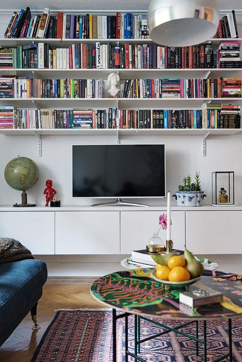 Få in tv:n i bokhyllan trots allt? Ariel Bissett Bookshelf, Home Library Design, Trendy Living Rooms, Home Libraries, Living Room White, Living Room Colors, A Living Room, Book Shelf, Front Room