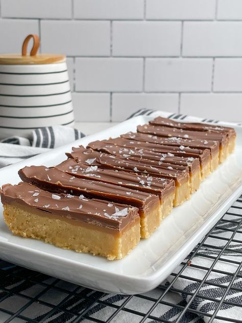 Million Dollar Bars, Millionaire Bars, Homemade Twix Bars, Biscuits Graham, Shortbread Recipes, Chocolate Topping, Brownie Bar, Milk Chocolate Chips, Million Dollar