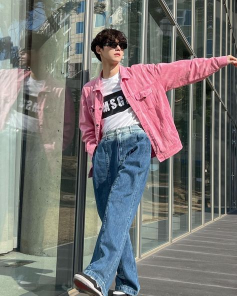 Pink Male Outfit Casual, Pink Urban Outfit, Vaporwave Fashion Men, Bimbocore Outfits Male, Pastel Fashion Men, Pink Pants Outfit Men, Pink Outfits Men, Pink Outfit Men, Outfits For Males