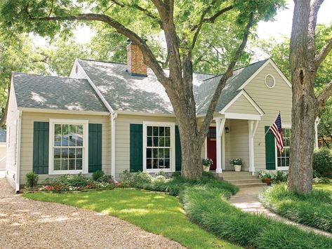 22 Ideas to Steal from Our Favorite Ranch-Style Homes Tan House, Green Shutters, Ranch House Exterior, Ranch Exterior, Door Colors, Brick Ranch, Modern Ranch, Exterior Color Schemes, Exterior Paint Colors For House