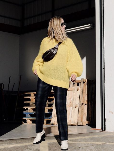 From Zara to Topshop, These Are the Most Expensive-Looking Jumpers Out There Yellow Jumper Outfit, Jumper Outfit Winter, Sweater Street Style, Jumper Fashion, Yellow Jumper, Jumper Outfit, Street Style Winter, Outfit Inspiration Fall, Yellow Sweater