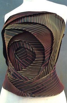 Love how the lines of the fabric work with this design! Architecture Origami, Shingo Sato, Detail Couture, Origami Fashion, Draping Fashion, Origami 3d, Creative Pattern, Textiles Techniques, Fashion Inspiration Design