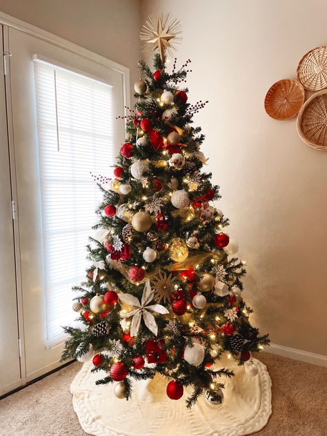 Wine Red And Green Christmas Tree, Red And White Christmas Tree Ideas Living Rooms, Christmas Tree Red And White And Gold, Christmas Tree Ideas Red White Gold, Christmas Tree Ideas Snowman, Christmas Tree Red And Brown, Beautiful Christmas Trees Ideas, Red Christmas Tree Ornaments, Red White Gold Christmas Decor