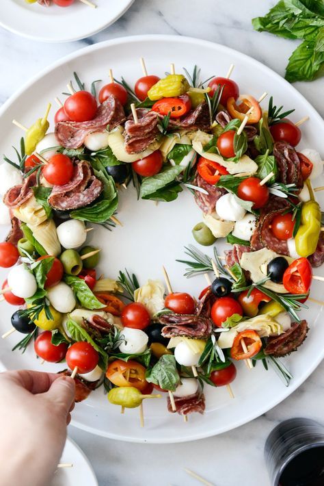 Antipasto Wreath, Thanksgiving Dinner Menu, Decorações Com Comidas, Party Food Platters, Läcker Mat, God Mat, Xmas Food, Holiday Appetizers, Christmas Party Food