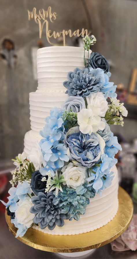 Shades of blue tier cake Shades Of Blue Wedding Cake, Blue And White Cake Design, Wedding Cake Light Blue, Shades Of Blue Cake, Dusty Blue Wedding Cake, Wedding Cake Dusty Blue, Wedding Cake Blue, Hydrangea Cake, Kek Kahwin