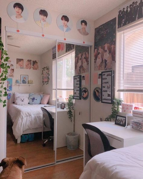 Zimmer Diy, Bts Room, Army Room Decor, Bilik Idaman, Kpop Room, Army Room, Hiasan Bilik, Dekorasi Kamar Tidur, Study Room Decor