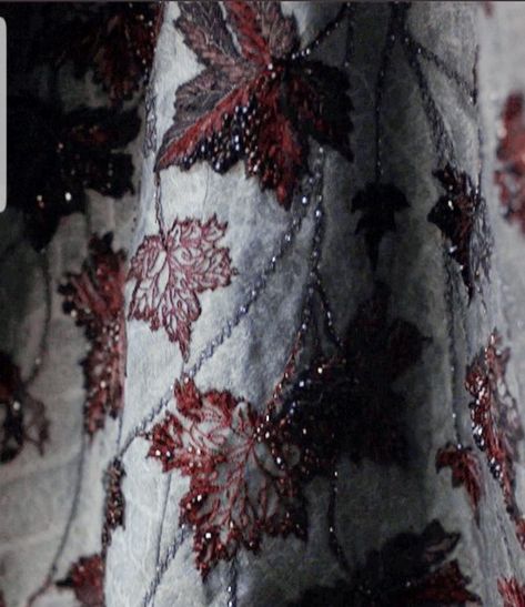 - The red leaves embroidered on her dress symbolise the Weirwood tree of the Godswood in Winterfell. While the Weirwood tree played a big part in the final season, it's also where her father Ned Stark spent a good chunk of his time. Winterfell Aesthetic, Game Of Thrones Sansa, Game Of Thrones Costumes, Yennefer Of Vengerberg, House Stark, Grilling Gifts, Sansa Stark, Game Costumes, A Song Of Ice And Fire