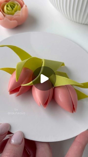 Cake Flowers Tutorial, Spring Cakes, Tulip Cake, Chocolate Videos, Spring Cake, Cupcake Art, Chocolate Flowers, Tulip Flowers, Easy Cake Decorating