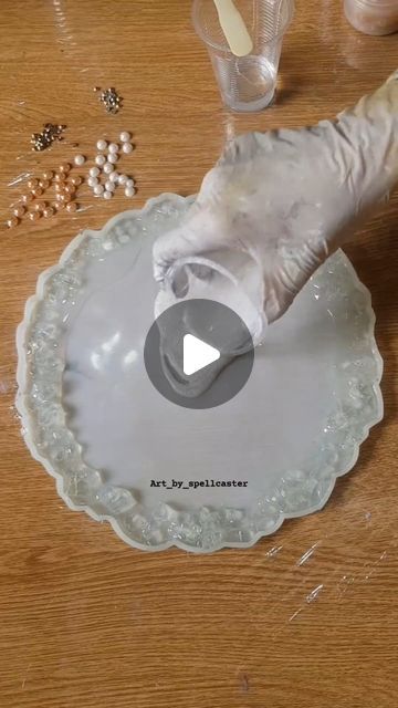 Round Resin Tray Ideas, 3d Epoxy Resin Art Ideas, Diy Resin Gift Ideas, Diy Resin Tray Ideas, Epoxy Resin Crafts Tutorials, Resin Products Ideas, Resin Tutorial Videos, Resin Trays Diy, Resin Crafts Tutorial Videos