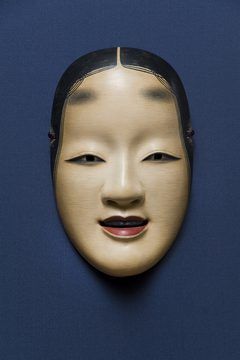 This modern Noh mask from Japan portrays the face of a beautiful young woman. Japanese Noh Mask, History Meaning, Arte Occulta, Noh Mask, Mask Painting, Japanese Mask, Samurai Artwork, Face Drawing Reference, Mask Tattoo