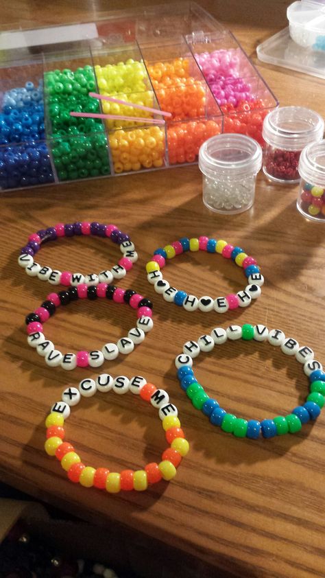 Kandi Bracelets Kandi Belt Chain, Kandi Sayings, Bead Bracelet Words Ideas, Festival Kandi, Rave Candy, Arcade Carpet, Rave Bracelets, Pulseras Kandi, Kandi Inspo