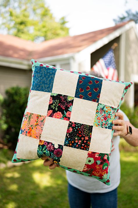 Quilted Cushion Covers Ideas, Quilted Pillow Covers Free Pattern Tutorials, Patchwork Cushion Pattern, Quilt Pillow Pattern Simple, Quilt Block Pillow Cover, Free Quilted Pillow Patterns, Easy Quilt Pillow Patterns, Sew Couch Pillows, Patchwork Cushions Ideas Free Pattern