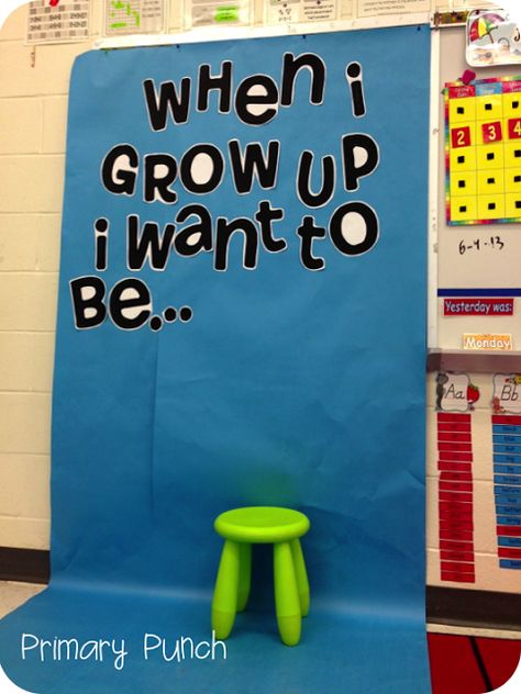 great idea for hopes and dreams at beginning of year Or I'm thinking I will use a red or white backdrop with mustache and glasses photo booth objects. Kindergarten Graduation Ideas, Prek Graduation, Promotion Celebration, Pta Ideas, School Prep, Pre K Graduation, Kind Photo, Beginning Of Year, Back To School Party