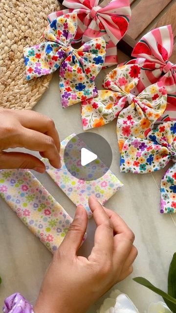 Bows Out Of Fabric, Christmas Hair Bows Diy Tutorials, Diy Hair Scrunchies With Bow, How To Make A Hair Bow, How To Make Bows For Hair, Bow From Fabric, Diy Bows For Hair, How To Make Hair Bows, Christmas Hair Bows Diy