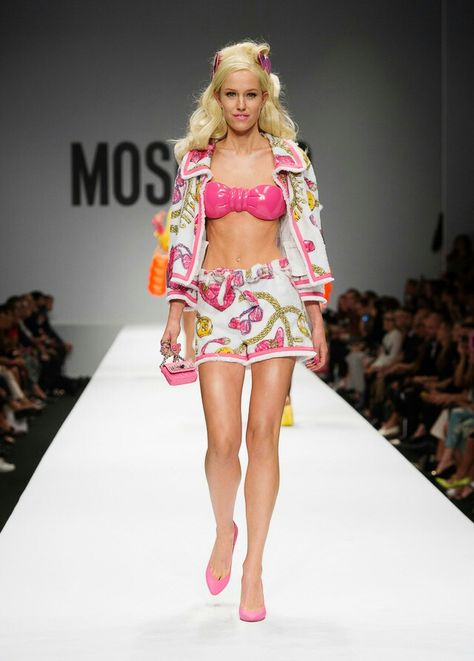 Moschino 2015, Moschino Barbie, Moschino Runway, Barbie Room, Barbie Wardrobe, Fashion Walk, Hawaii Outfits, Barbie Theme, High Fashion Looks