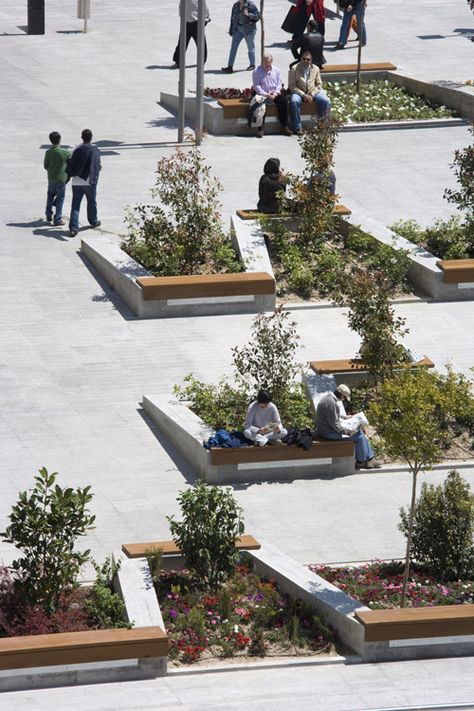 Seat wall. Plaza de Santo Domingo by Mariñas Arquitectos Asociados. Plaza Design, Peisaj Urban, Wood Seating, Urban Landscape Design, Public Space Design, Desain Lanskap, Landscape Model, Landscape And Urbanism, Landscape Architecture Design