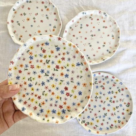 Pottery Painting Ideas Plates Floral, Paint Your Own Bowl Ideas, Pottery Painting Plate Flowers, Painting Plates Diy, Handpainted Ceramic Bowls, Painting On A Plate, Diy Painted Plate, Cute Pottery Painting Ideas Plates, Poterry Painting Aesthetic