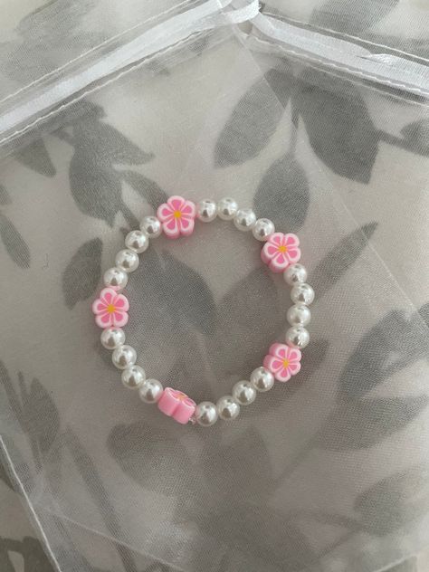 Pink Bead Bracelet Ideas, Clay Bead Bracelet Ideas With Pearls, Stretchy Bracelets Diy, Pink Bracelet Ideas, Cute Bracelets Ideas, Ideas De Pulseras Aesthetic, Bead Aesthetic, Ideas Para Pulseras, Pearl Bracelet Ideas