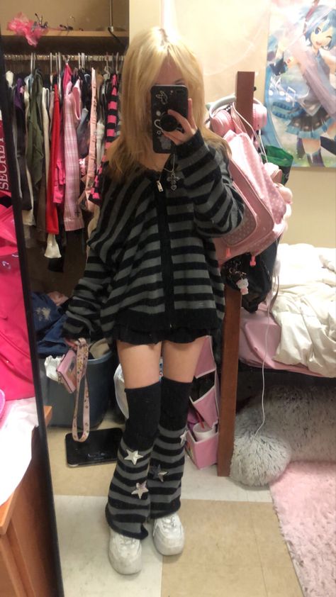 Fishnets And Knee High Socks Outfit, Emo Nerd Outfits, Cute Fits Grunge, Cute Emo Style, Cute Emo Outfit Ideas, Emo Outfits Female, Emo Outfits Inspiration, Emo Athletic Outfits, Emo Outfits Casual