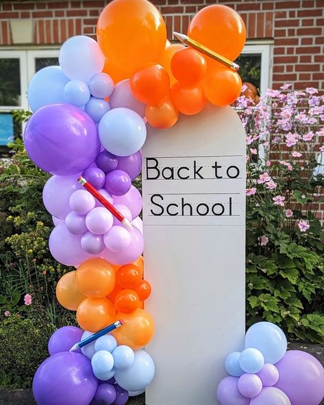 𝐁𝐚𝐜𝐤 𝐭𝐨 𝐒𝐜𝐡𝐨𝐨𝐥 Welcoming the children back to school with our balloons and props! When we thought of doing this display, we never… | Instagram Back To School Balloon Decor, School Balloon Arch, School Balloons, Foam Party, Balloon Display, School Displays, Back To School Party, Welcome Back To School, Gym Decor