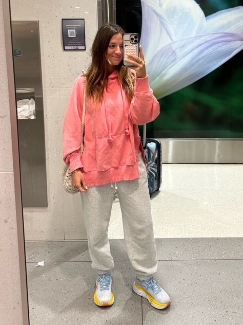 Hoka Sneakers Outfit, Hoka Style, Hoka Sneakers, Hoka Bondi 8, Airport Fits, Sneakers Outfit, Airport Outfit, Dream Wardrobe, Wardrobe