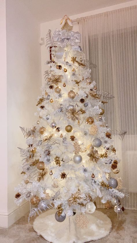 White Tree Gold Ornaments, Mini White Christmas Tree Ideas, White Christmas Trees Decorated, Boho Christmas Tree Ideas, White Tree Decor, White Red Christmas Tree, White Christmas Tree Decorating Ideas, White Tree Decorations, Mini White Christmas Tree