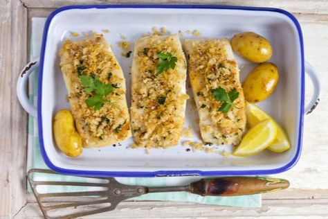 Luby's Copycat Baked White Fish Almondine Recipe- haddock or cod topped mayo mayo and almond/butter/breadcrumb and baked to perfection. Grilled Catfish, Crusted Cod, Oven Fried Fish, Baked Haddock, Masala Fish, Roasted Cod, Fresh Summer Salad, Salmon Cakes, Fish Recipes Healthy