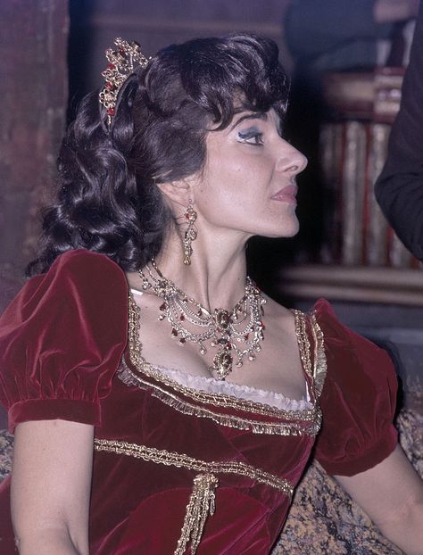 Maria Callas - Tosca (London, 1964) Classical Music, Olivia Hussey, Morning Mood, Maria Callas, Art Makeup, Byzantine Icons, Opera Singers, Old Hollywood, Fashion Art