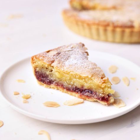 This classic Bakewell tart recipe consists of sweet almond frangipane and raspberry jam inside a shortcrust pastry shell. Easy and delicious. Almond Tarts With Jam, Bonni Bakery, Hobbit Feast, Russian Buttercream, Bakewell Tart Recipe, Tart Raspberry, Almond Frangipane, Shortcrust Pastry Recipes, Flaky Pie Crust Recipe