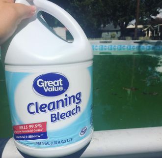 How Much Bleach to Add to a Pool to Make Swimming Safe? Cleaning Above Ground Pool, Clean Pool Water, Pool Cleaning Tips, Pool Pumps And Filters, Swimming Pool Heaters, Swimming Pool Maintenance, Swimming Pool Cleaning, Pool Shock, Pool Kits