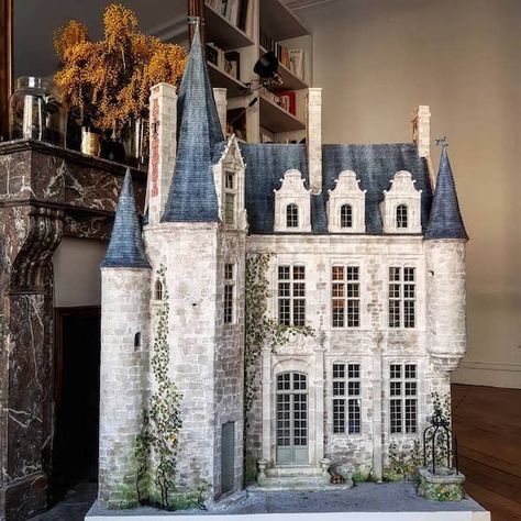 My French Country Home Magazine » An Amazing Château Dollhouse Storybook Mansion, Brick Dollhouse, Treehouse Library, Dollhouse Exterior Ideas, Sims Cottage, French Doll House, Mini Castle, Castle Dollhouse, Box Sculpture