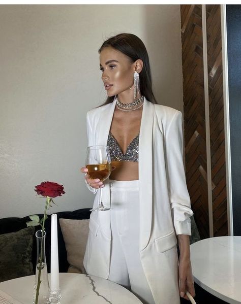 New Years Eve Outfits Blazer, Party Dinner Outfit Night, White Sequin Blazer Outfit, Post Wedding Outfit Brides, Easy Bachelorette Decorations, New Year Outfit Parties Night, Outfit New Year Party Night Out, White Club Outfit, Elegantes Party Outfit