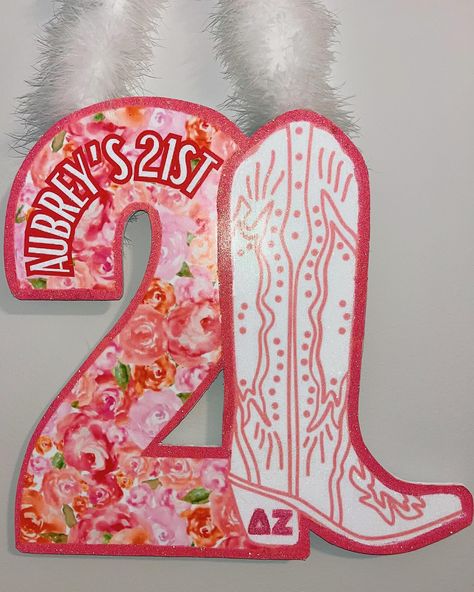 WWDD, What Would Dolly Do??? She'd have a sign like this and bring it to Nashville😍🩷🤠 Happy Birthday, Aubrey!!💖💖 Dolly Parton 21st Birthday, 21st Birthday Nashville Theme, Braxton Keith, 21st Birthday Nashville, 21st Nashville, Nashville 21st Birthday, 21 Bday Ideas, Nashville Birthday, 21st Birthday Sign