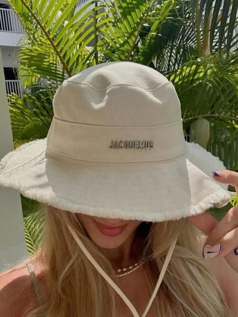 Jacquemus Hat Aesthetic, Safari Hat Outfit, Hat Outfits For Women Summer, Jacquemus Hat Outfit, Summer Hat Aesthetic, Summer Hat Outfits, White Hat Outfit, Hat Summer Outfit, Jacquemus Hat