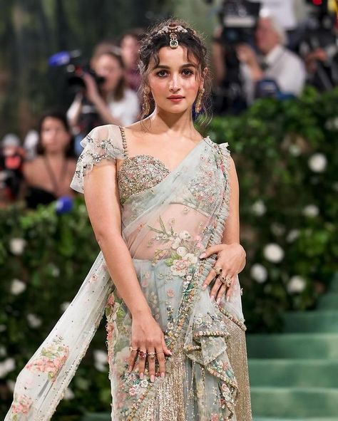 Alia Bhatt Met Gala, Alia Bhatt Hairstyles, Alia Bhatt Saree, Sabyasachi Sarees, Met Gala Outfits, Sabyasachi Bride, Gala Outfit, Indian Dresses Traditional, Bollywood Wedding