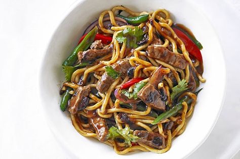 A few shortcuts and you are on the way to a black bean and beef noodle dinner - in just 15 minutes. Make Noodles At Home, Veg Chowmein, Veg Noodles Recipe, How To Make Noodles, Veg Noodles, Make Noodles, Beef Noodle Stir Fry, Noodle Dinner, Noodles Recipe