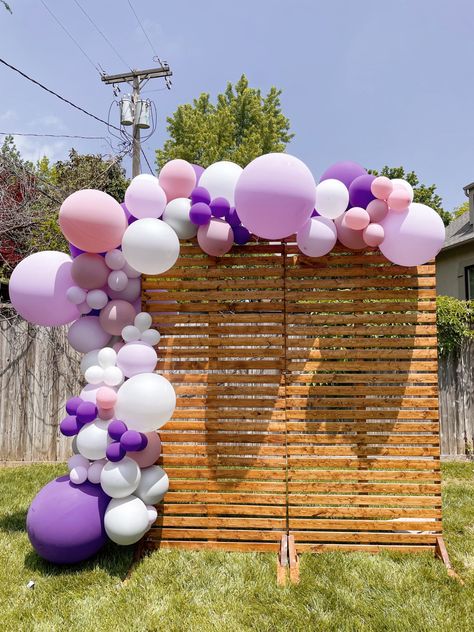 Purple Party Backdrop Ideas, Graduation Party Ideas Background, Graduation Party Colors Schemes, Purple Graduation Decorations, Lavender Theme Graduation Party, Gcu Graduation Party, Light Purple Grad Party, Purple And White Graduation Party, Lavender Grad Party