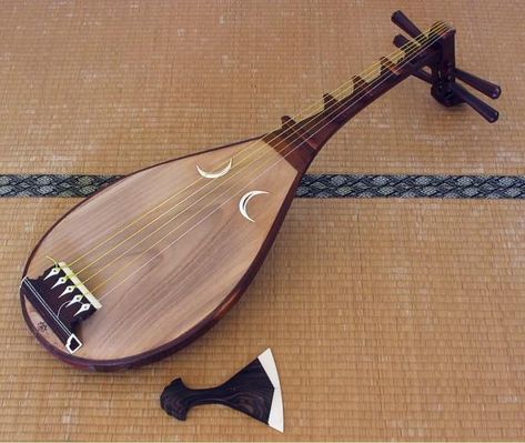 From J-pop to the more traditional, a lot of interesting music comes out of Japan. This once-enigmatic nation chronicles its history through its music. Here are four unique Japanese instruments for your next song. 1. Shamisen This lute-like instrument has three strings. It is played by pluck the strings with ginkgo leaf-shaped plectrum. Because the shamisen … Japanese Instruments, Traditional Instruments, Japanese Guitar, Magical Objects, Music And The Brain, Arte Do Kawaii, Ju Jitsu, Japanese Music, Wooden Bridge