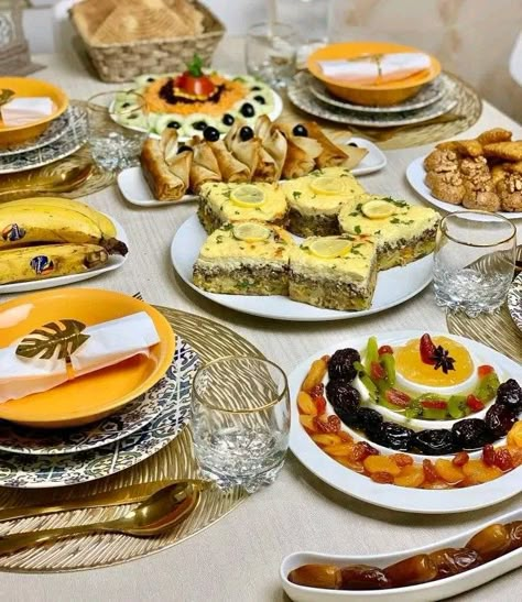 Plats Ramadan, Food Set Up, Meal Prep Snacks, Iftar Recipes, Algerian Recipes, Amazing Food Decoration, Catering Ideas Food, Dessert Cake Recipes, Food Displays