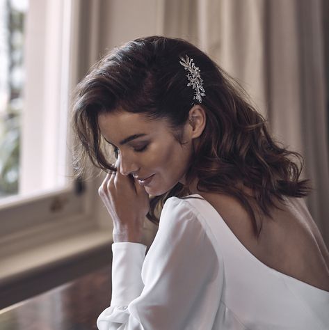 Side swept hair - tousled waves and an expertly gathered sweep, held in place with the ultimate bridal comb. Here's our favourite 7 for your wedding. Side Swept Hair, Wedding Hairstyles And Makeup, Wedding Hair Side, Wedding Hair Half, Wedding Hairstyles Medium Length, Side Swept Hairstyles, Bridal Braids, Tousled Waves, Best Wedding Hairstyles